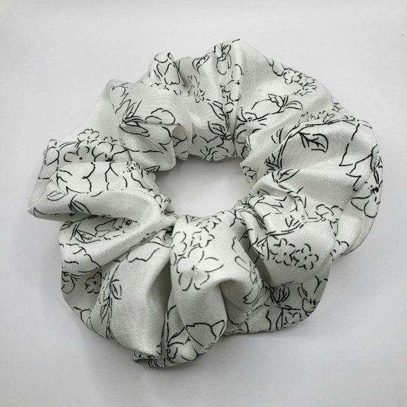 Silk Flowers Wide Elastic Scrunchie Anti Crease Extra Hold Curly Hair Approved - Picture 2 of 2